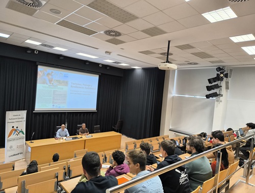 Imagen de la inauguración de la sesión. Aparece el director de la Cátedra y el ponente Rafa García
